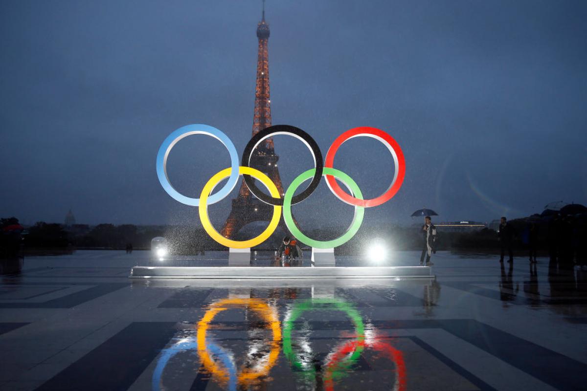 Los aros olímpicos lucen junto a la Torre Eiffel