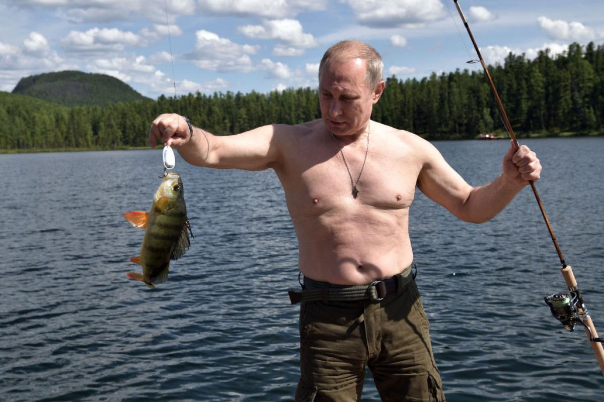 Putin, en un entrañable y nada preparado día de pesca hace años