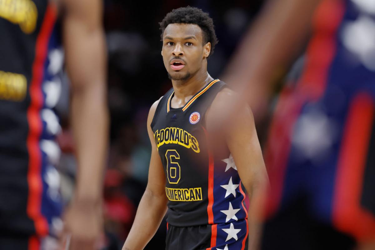 Bronny James, hijo de LeBron James, en un partido del McDonalds All American Basketball Games.