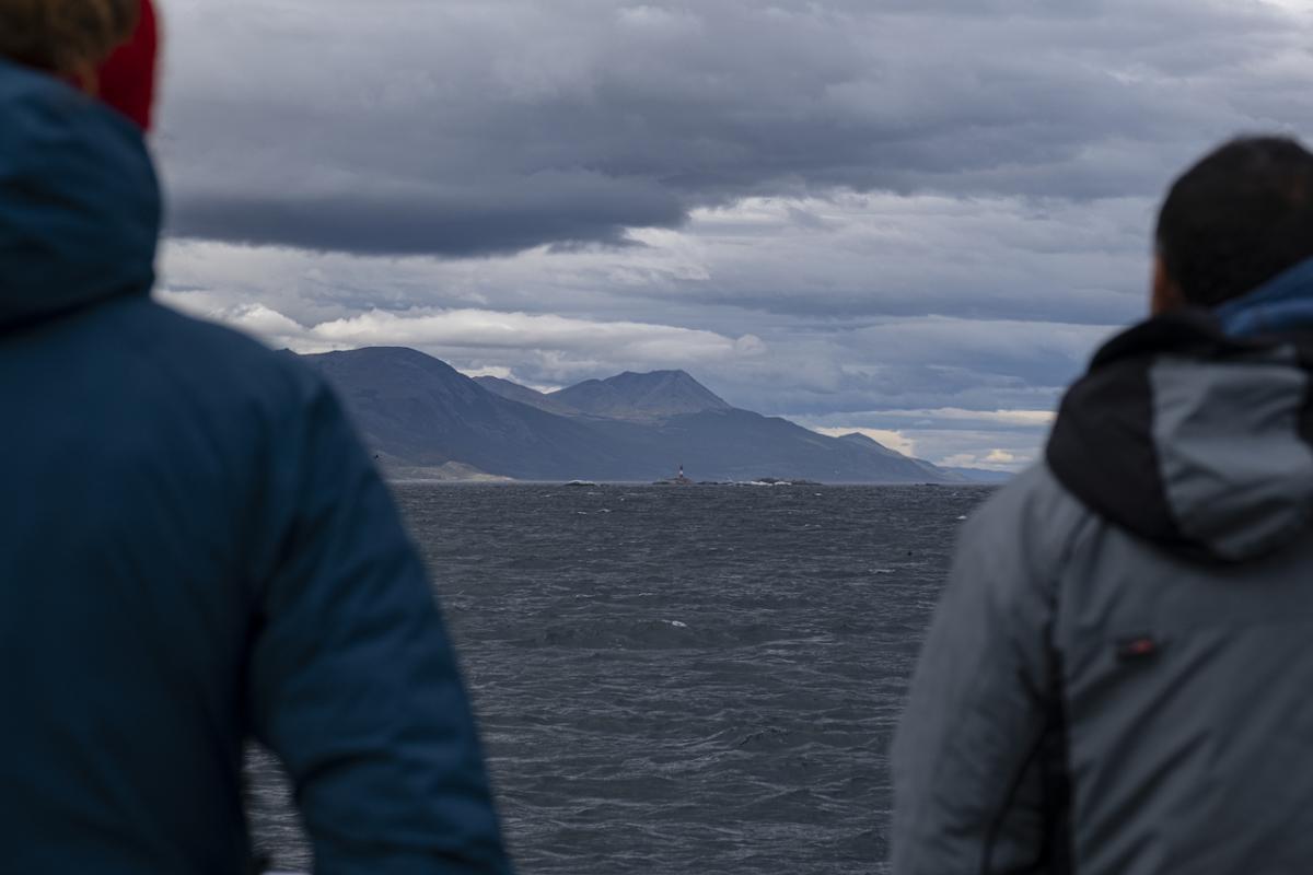 Dos personas observan el Atlántico desde la costa argentina.