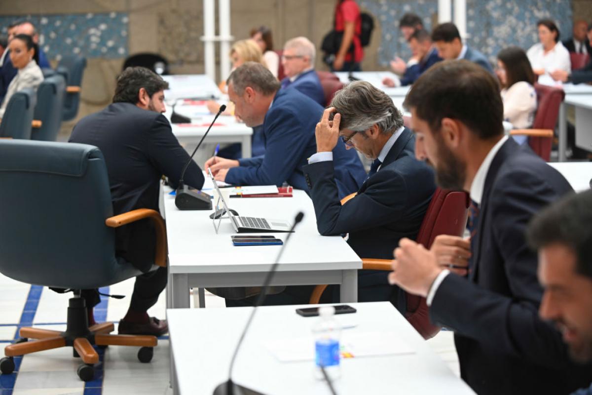 López Miras y Antelo, enfrentados en el debate de investidura fallido del candidato popular