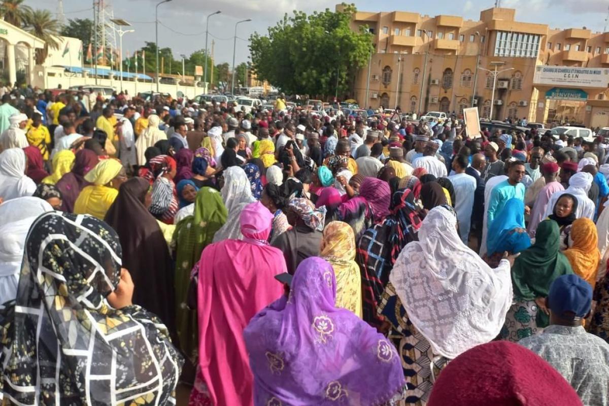 Concentración en los exteriores del Palacio Presidencial de Níger después de conocerse el intento de golpe de Estado.