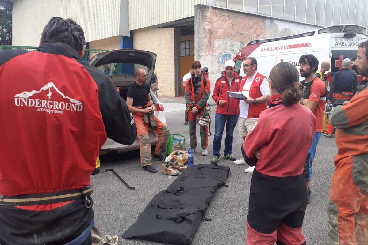 Dispositivo para localizar al espeleólogo francés en una cueva en exploración en Soba.