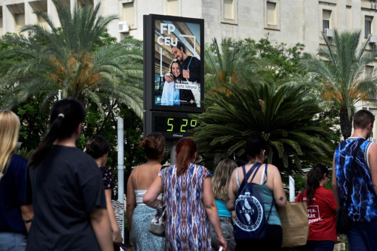 Un termómetro marca 52ºC en una calle de Sevilla el 10 de julio de 2023