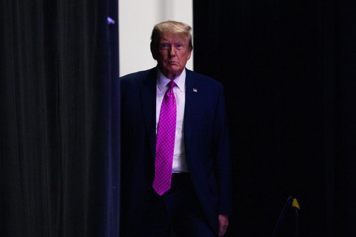 Donald Trump se dirige al escenario en un acto de 2022.