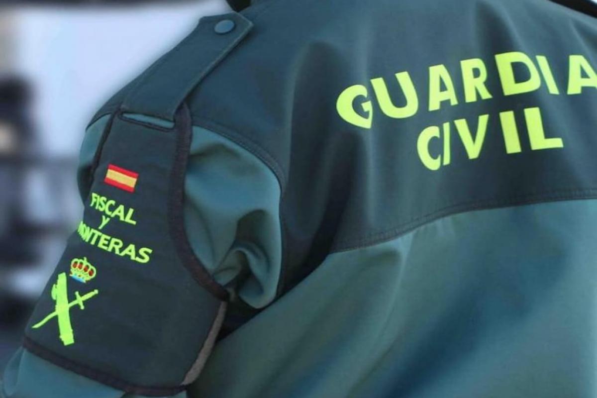 Un agente de la Guardia Civil, en acción.