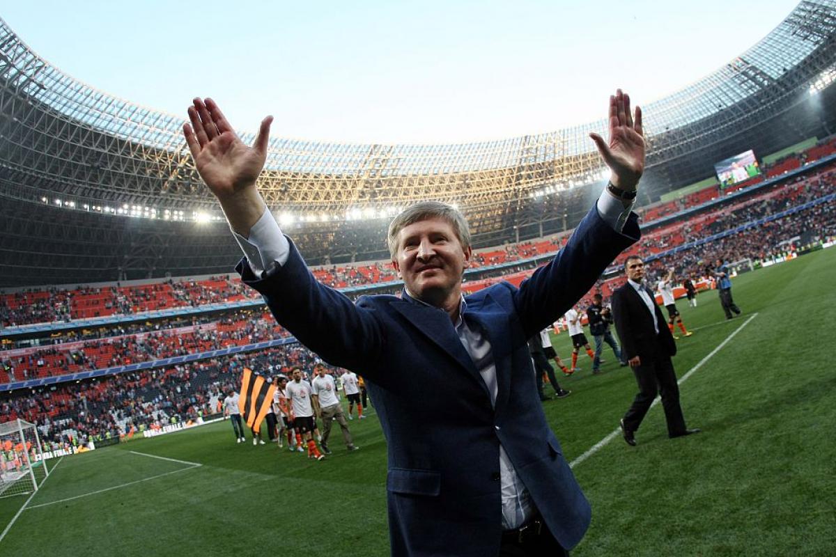 Ajmétov saluda a las masas en un partido del Shakhtar Donetsk, 'su' equipo