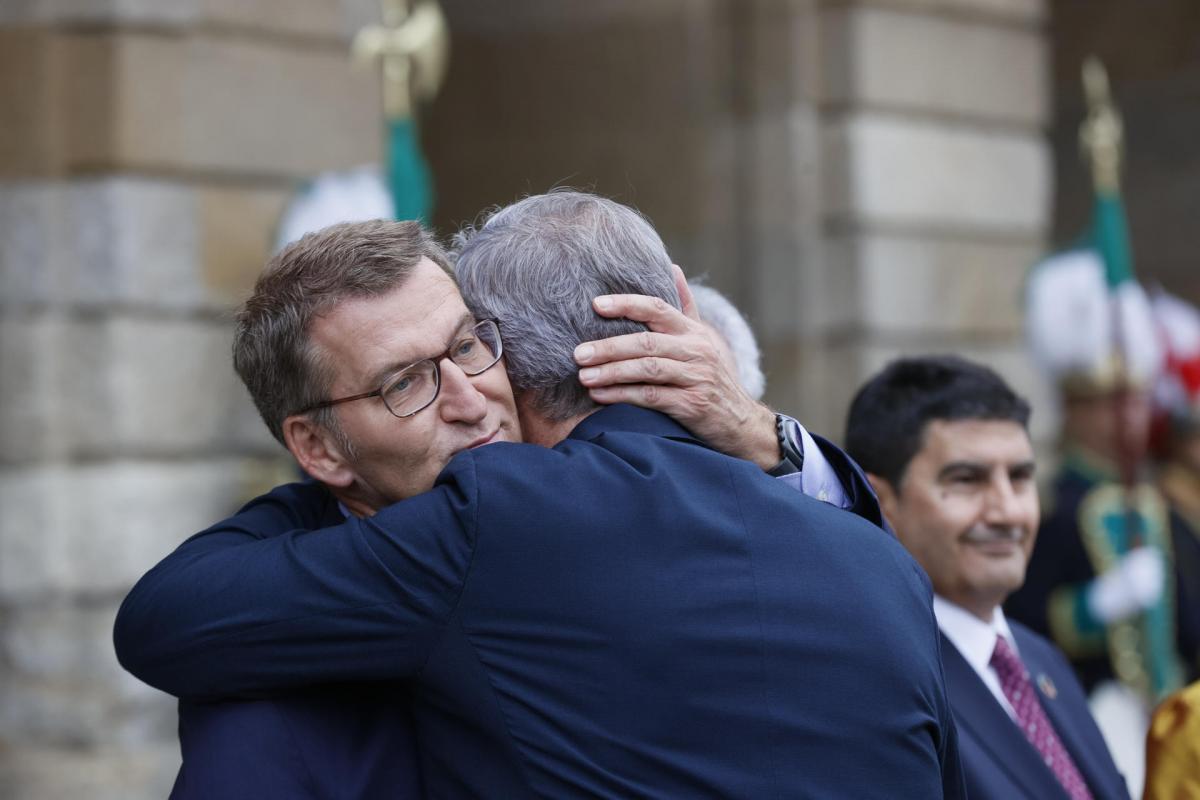 Alberto Núñez Feijóo recibe el abrazo de su sucesor en la Xunta de Galicia, Alfonso Rueda, el martes de la semana pasada en Santiago.
