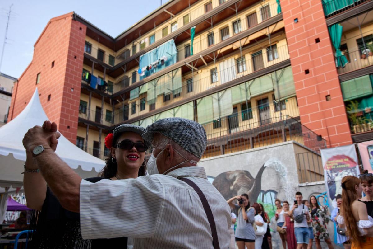 Dos personas bailan durante las fiestas de San Lorenzo en Madrid en agosto de 2022.
