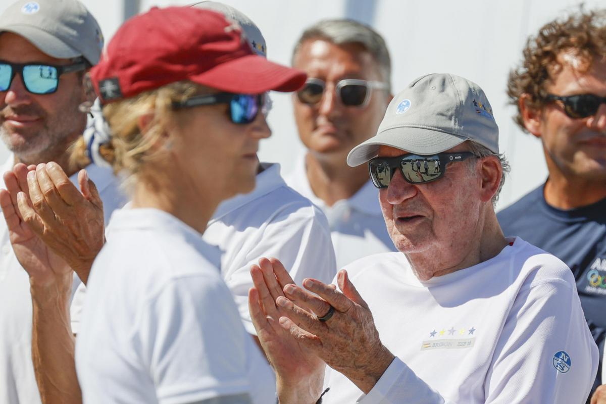 El rey emérito Juan Carlos I aplaude a la infanta Elena durante la entrega de premios en el Club Náutico de Saxenxo.