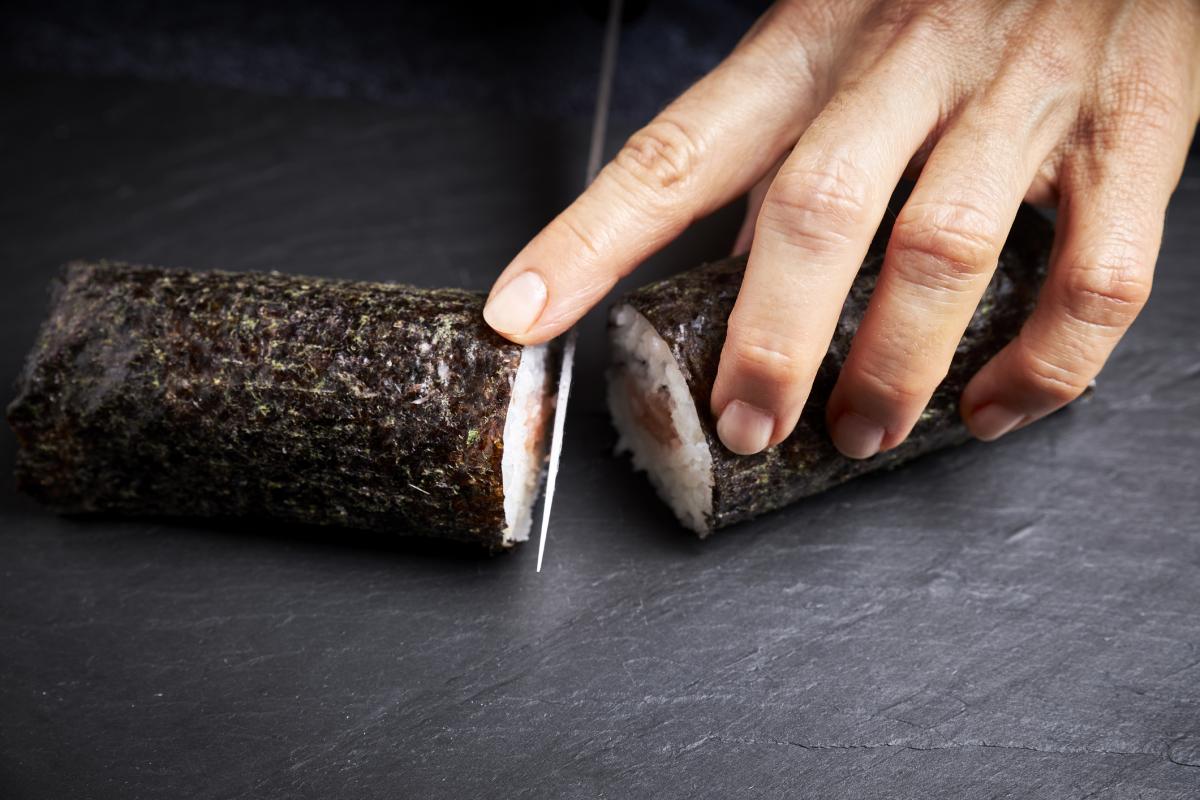 Pescado crudo, arroz y alga nori con los ingredientes fundamentales del sushi.