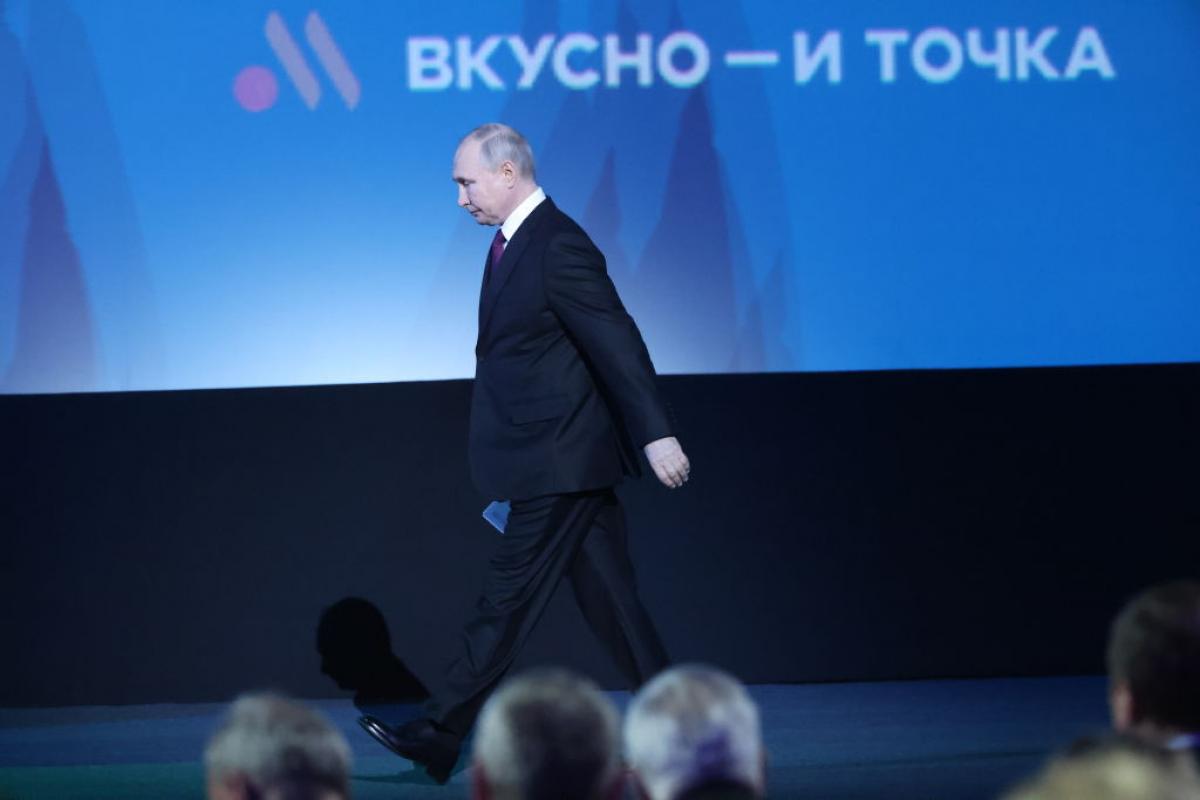 El líder ruso, Vladimir Putin, camina sin mover el brazo derecho durante un evento en abril de 2022 en Moscú.
