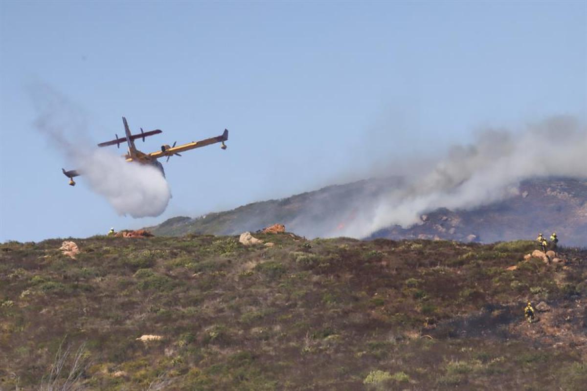 Labores de extinción de un incendio en La Línea de la Concepción (Cádiz)