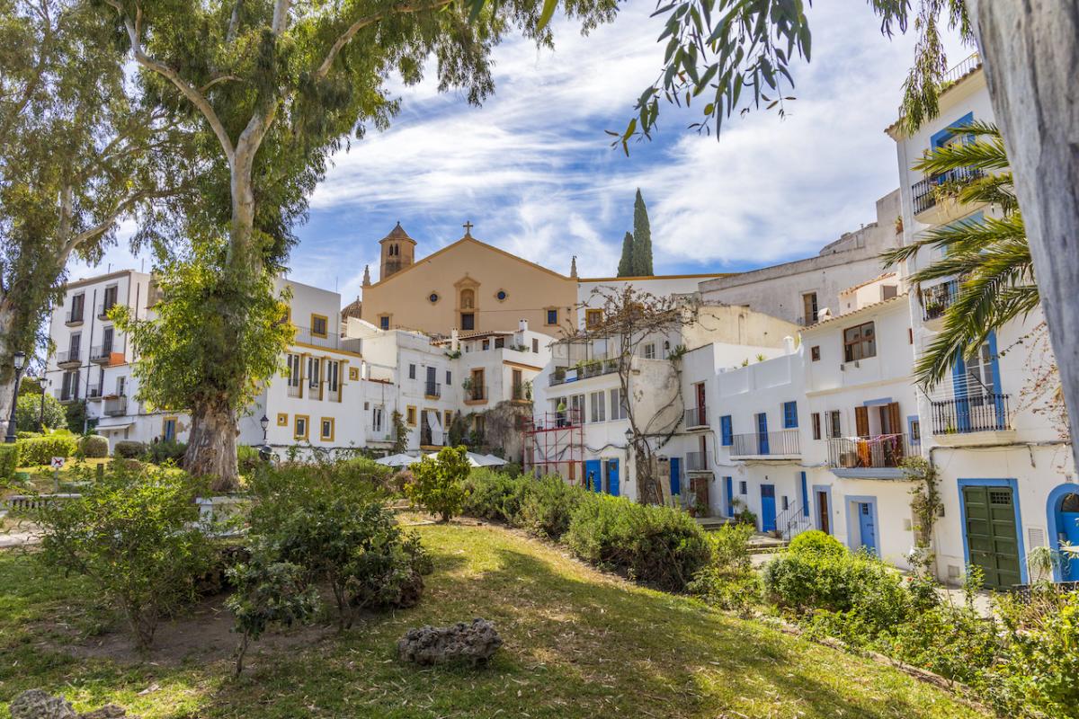 Viviendas con vistas a una de las plazas de Ibiza.