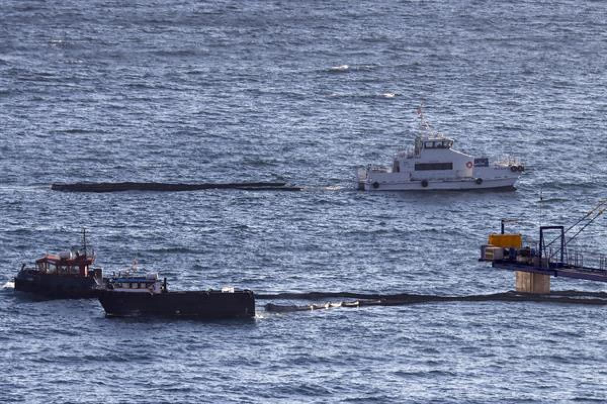La Capitanía Marítima de Gibraltar ha suspendido este martes las operaciones en su puerto tras un vertido de fuel en la Bahía de Algeciras