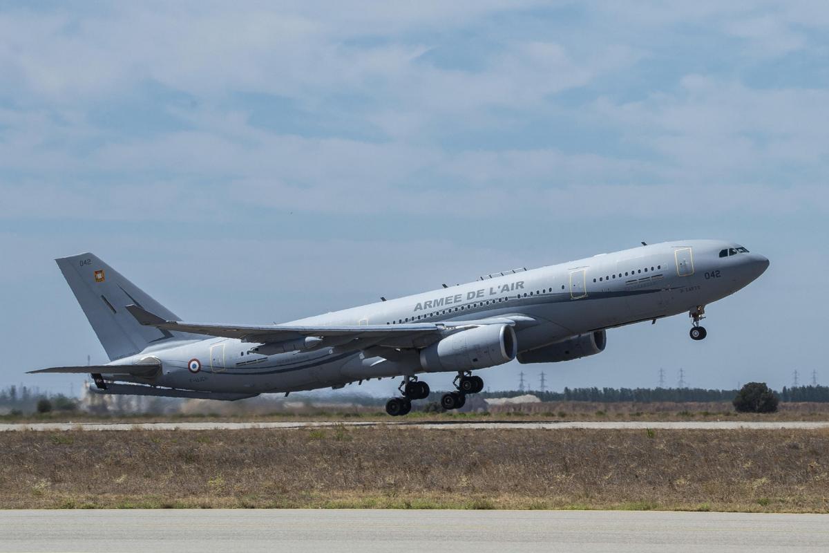 Un avión del ejército francés despega del aeropuerto de Niamey.