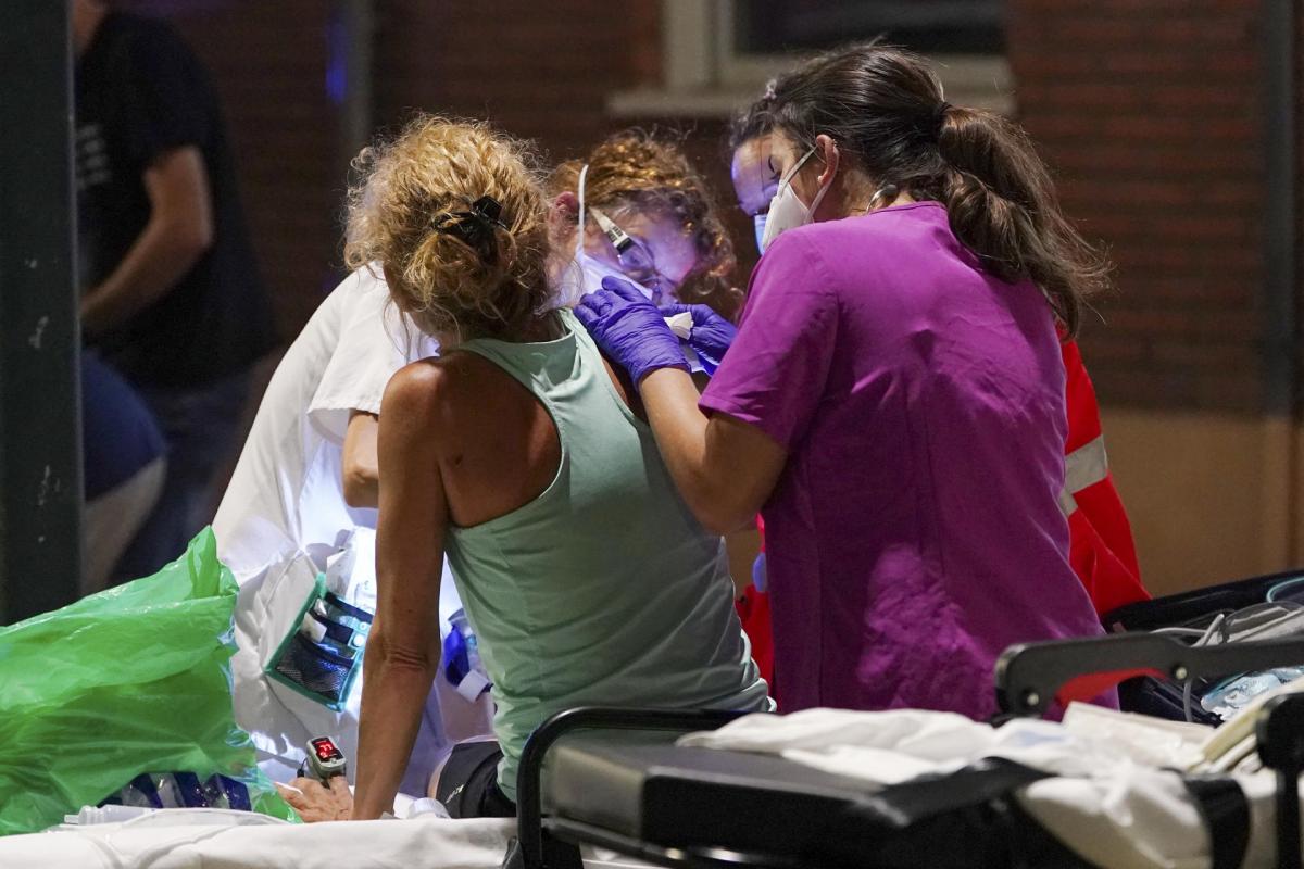 Un equipo de sanitarios atiende a uno de los heridos en la explosión de gas de Valladolid.