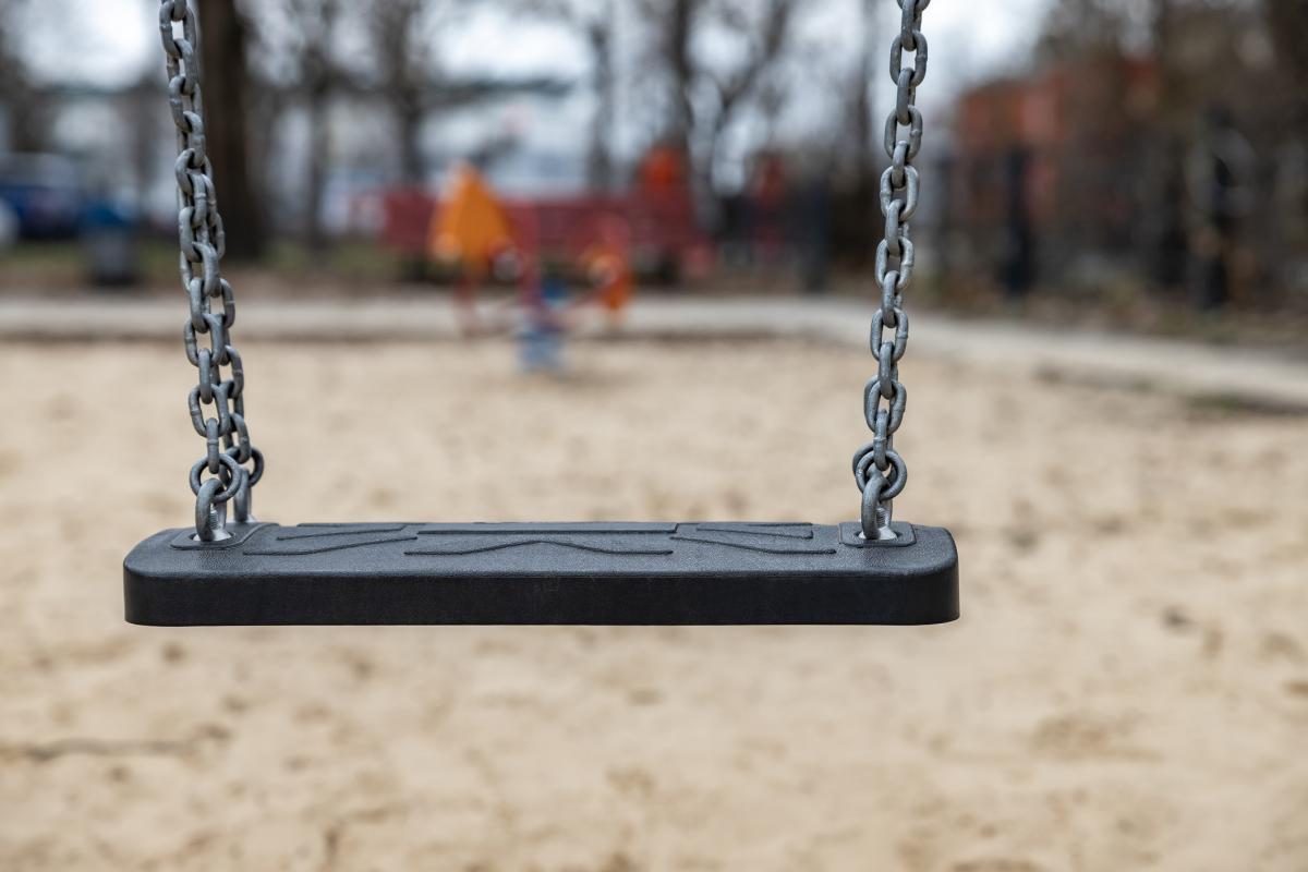 Imagen de archivo de un columpio en un parque.