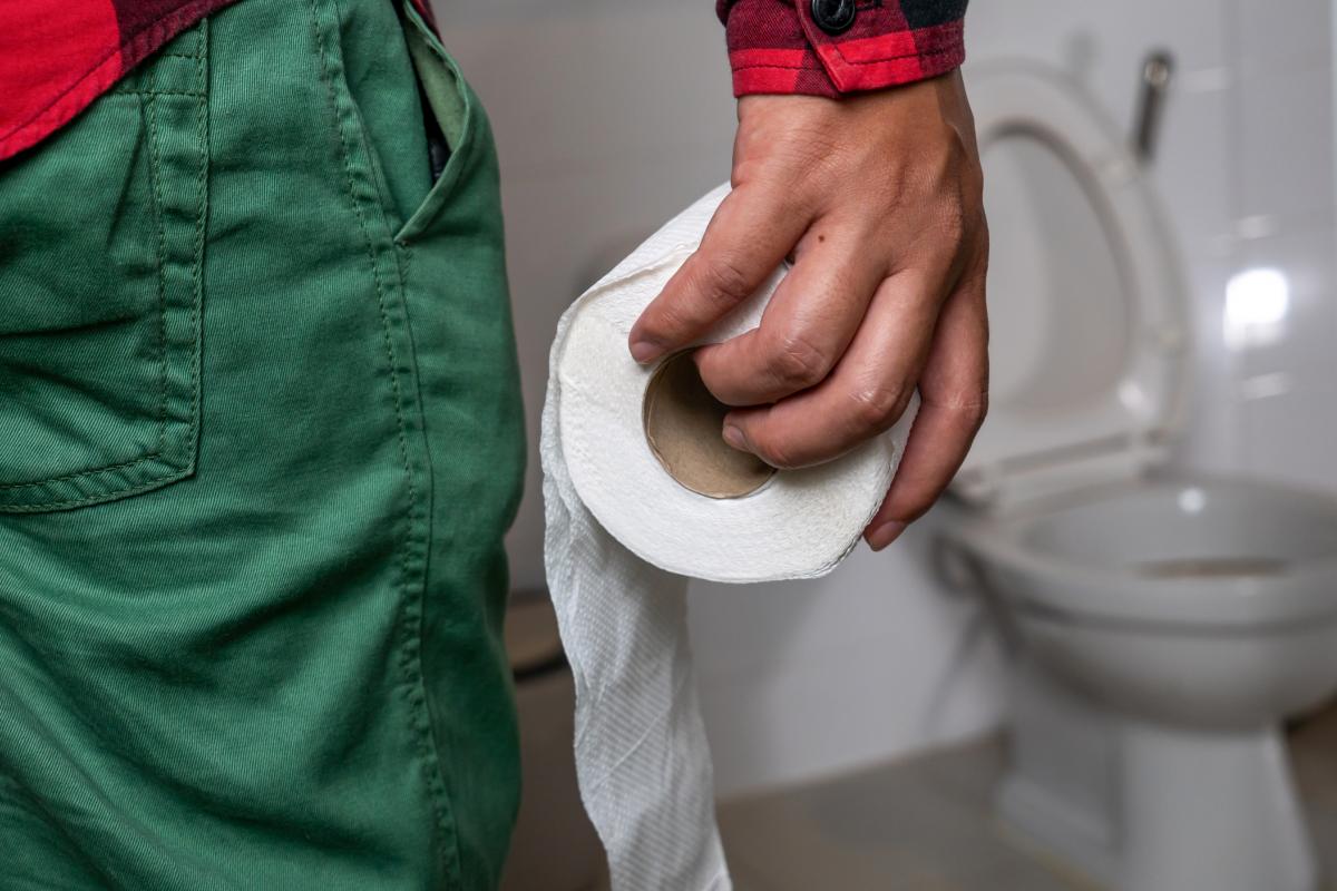Un hombre se dispone a hacer uso del inodoro, en una imagen de archivo.