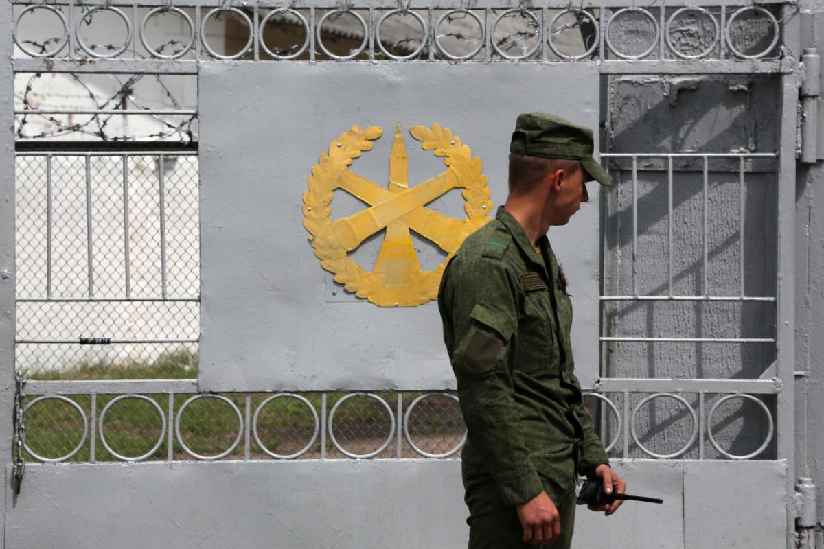 Un soldado bielorruso vigila uno de los campamentos en los que se cree que cobijan a miles de mercenarios rusos del Grupo Wagner, tras la amenaza contra el Kremlin.