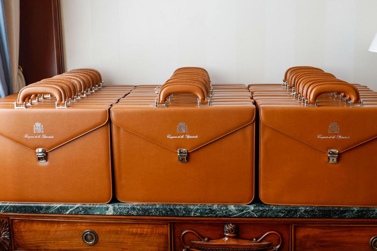Vista de los maletines que recibirán los diputados elegidos en las últimas elecciones generales.