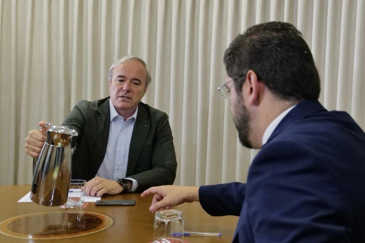 Jorge Azcón le ofrece una bebida a Alejandro Nolasco en una de sus reuniones