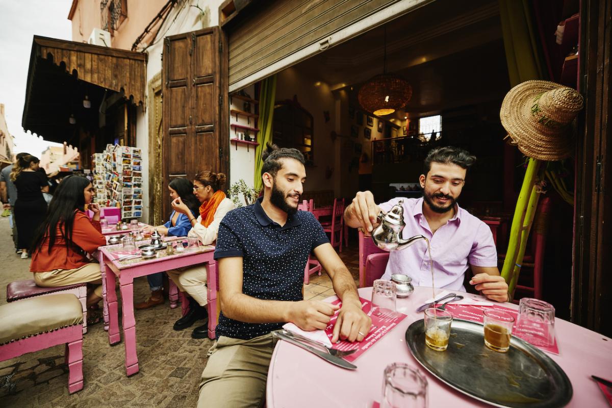 Un grupo de turistas disfruta de un té en una cafetería de Marrakech.