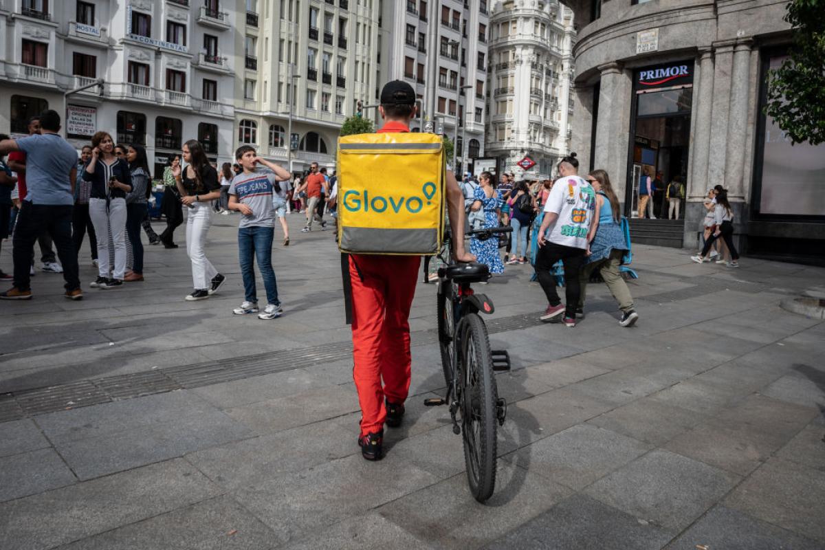 Un repartidor de Glovo cumple con un servido en Madrid.