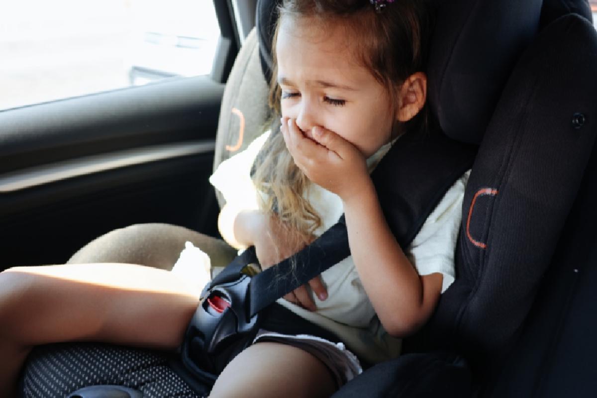 Niña mareada en un viaje en coche