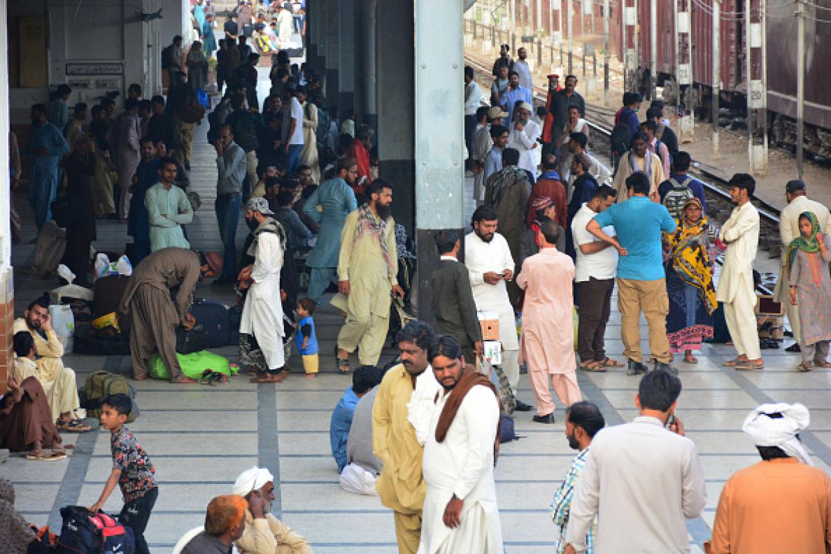 Foto de archivo de pasajeros en una estación de Pakistan.