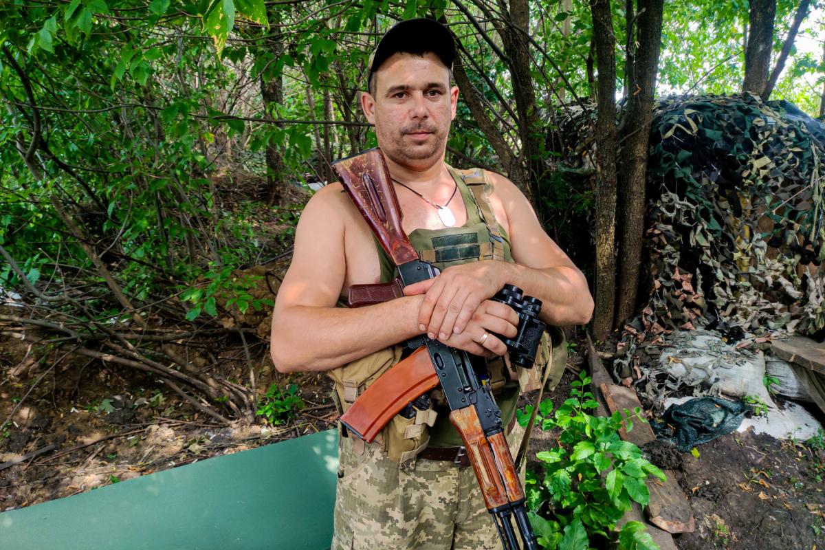 El militar voluntario ucraniano Oleg durante una guardia en una las posiciones ucranianas junto a la frontera con Rusia, en Járkiv.