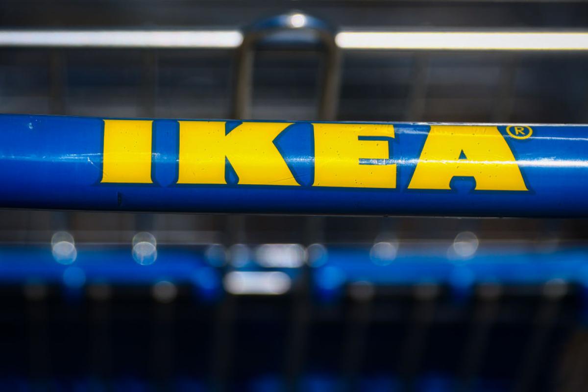 Imagen de archivo del logotipo de Ikea en uno de sus carritos.