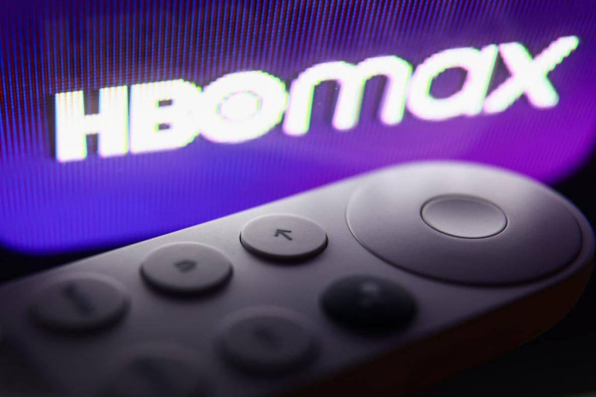 Un mando a distancia ante el logo de la plataforma HBO Max.