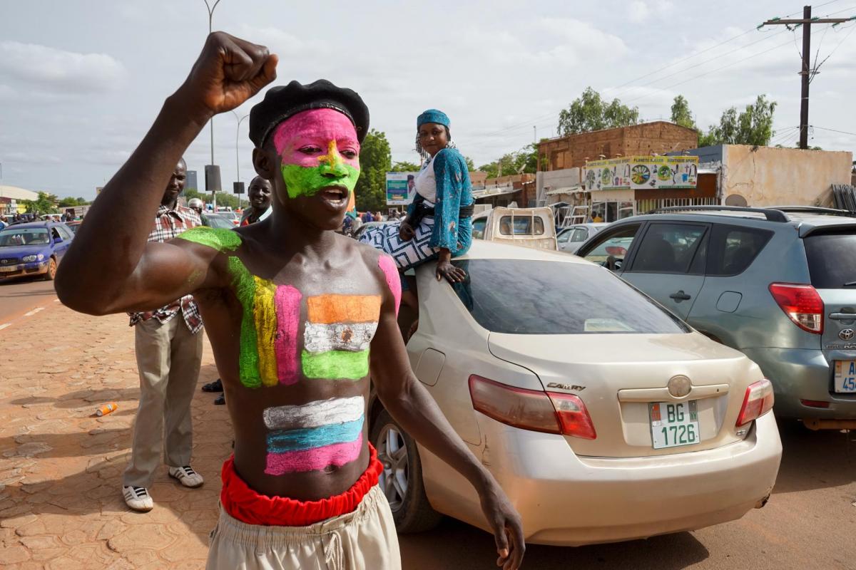 Un simpatizante de los golpistas, pintado con las banderas de Níger y Rusia durante un mitin en Niamey.