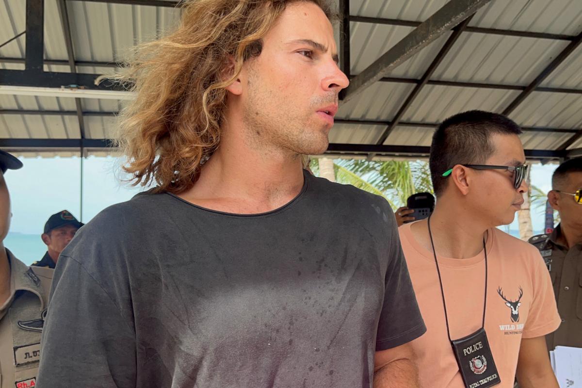 Daniel Sancho acompañando a los investigadores tailandeses en busca de pruebas.