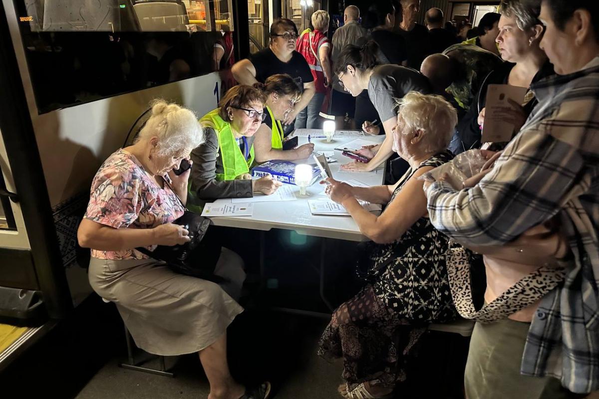 Operativo de reubicación de los vecinos afectados por el último ataque ruso en Zaporiyia.