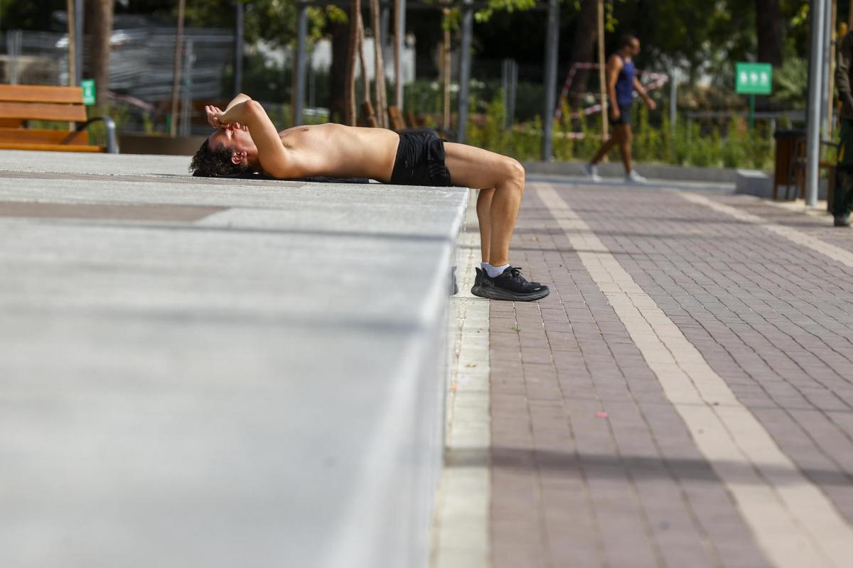 Un deportista se toma un descanso en un parque de Madrid este miércoles.