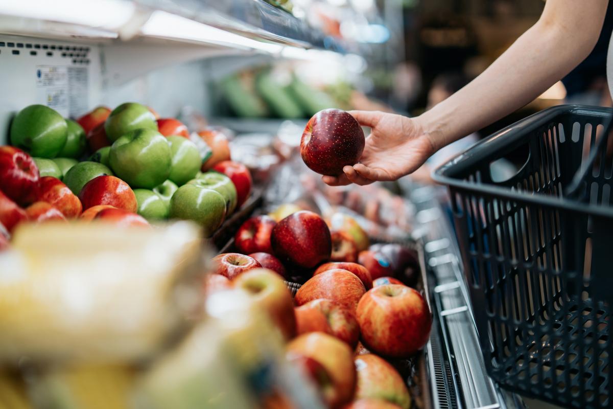 Imagen de archivo de una persona comprando fruta en un supermercado.