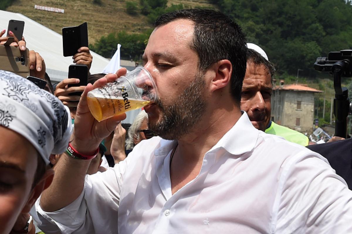 Matteo Salvini tomándose una cerveza.