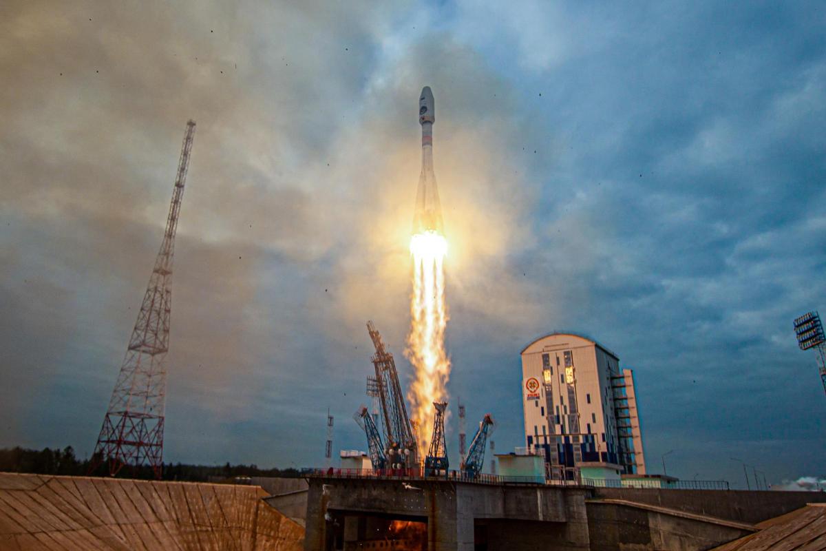Momento del lanzamiento de la Soyuz en la que viaja la sonda Luna-25 de Rusia.