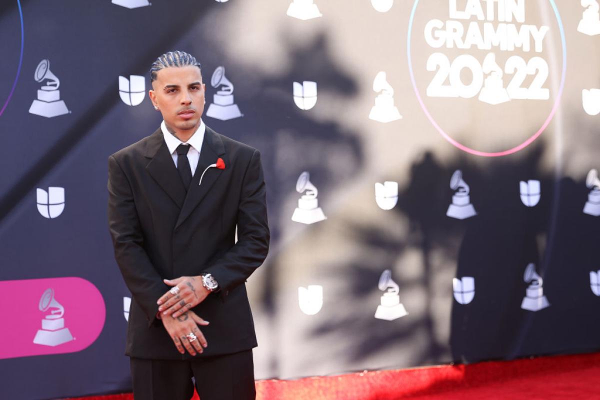 Raw Alejandro en la gala de los GRAMMY en noviembre de 2022.