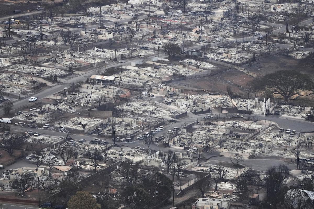 Vista aérea de Lahaina, la ciudad más grande de Maui, arrasada por el fuego.