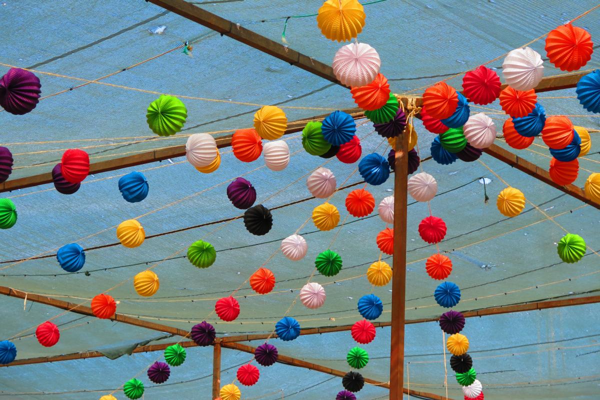 Farolillos en una de las casetas de la Feria de Málaga.