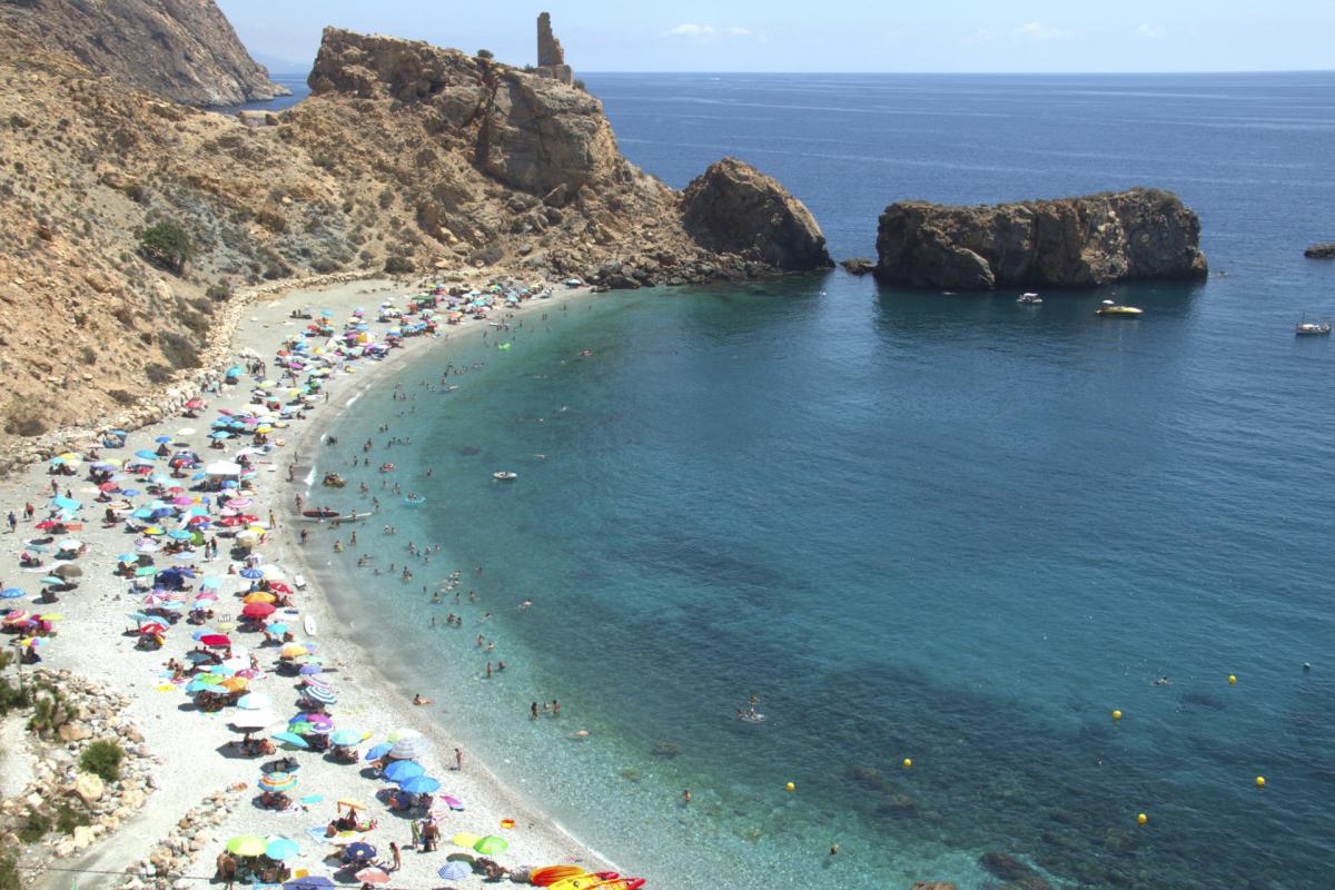 Gran ambiente de playas en la Costa de Granada en el segundo  fin de semana de agosto.