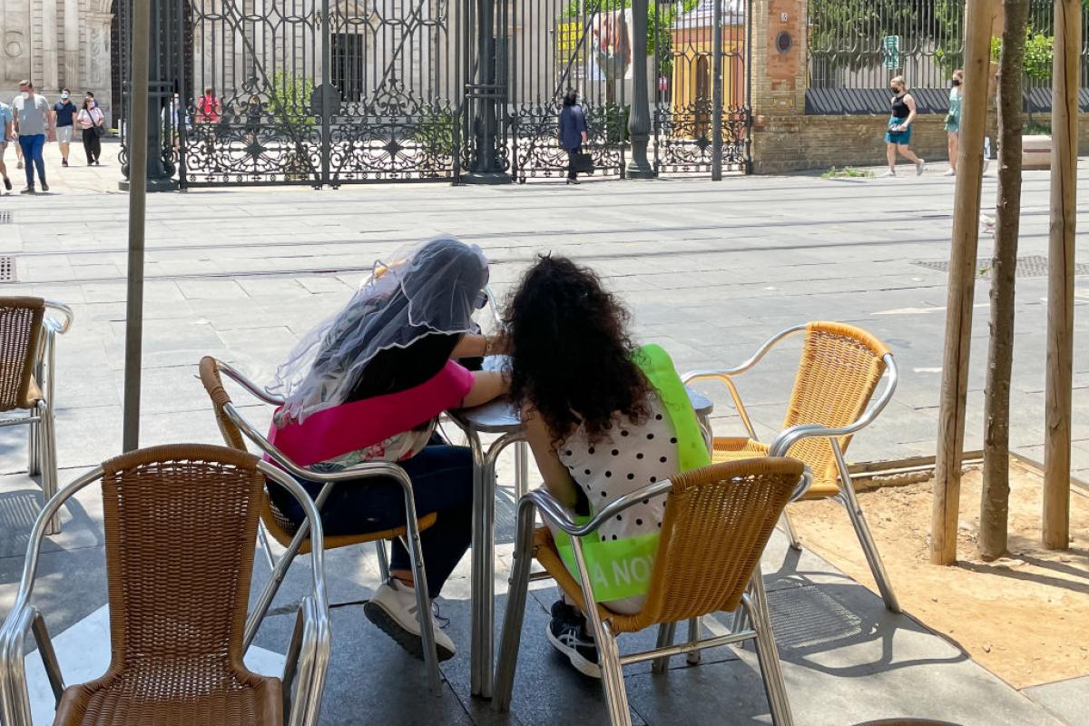 Dos mujeres sentadas en una terraza en Sevilla el pasado 6 de junio de 2023.