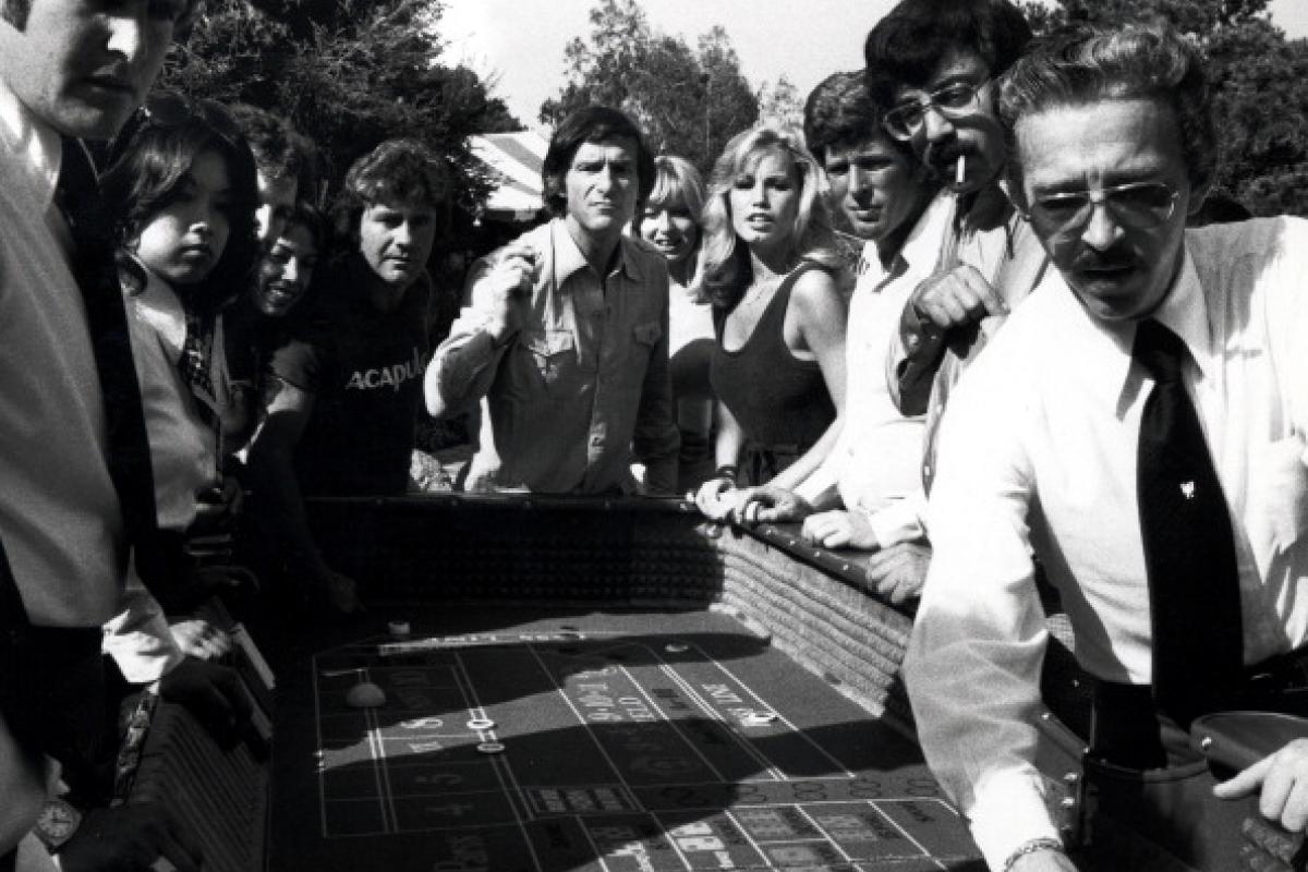 Hugh Hefner, propietario de la mansión playboy, en uno de los eventos que organizaba en su casa en 1977.