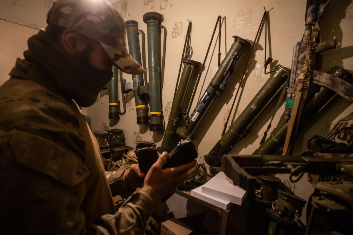 Un combatiente checheno revisa armamento en una posición de primera línea del frente.