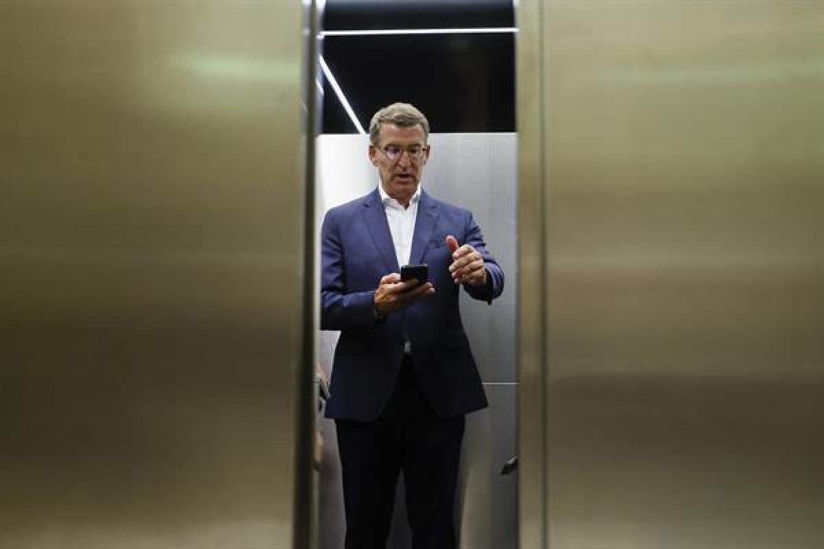 Alberto Núñez Feijóo, tras la reunión con los nuevos diputados y senadores del PP