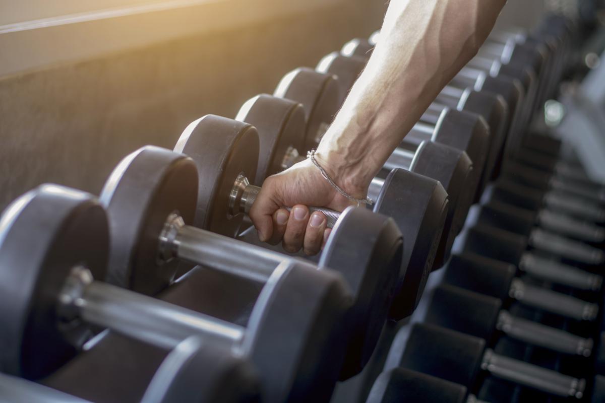 Imagen de archivo de pesas en un gimnasio.
