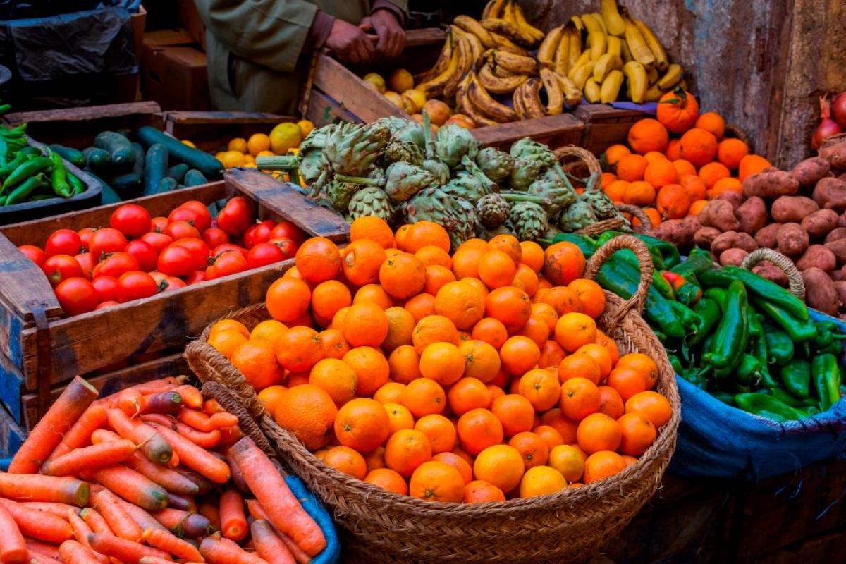 Imagen de archivo de un puesto de verdura y fruta del mercado de Fez (Marruecos).